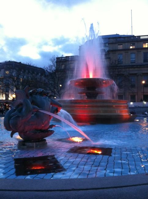 AppVeeUK's tweet photo. Evening @ Trafalgar Square, London #kingoftrainers http://t.co/8C9Zyn4z