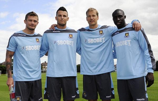 OfficialJussi's tweet photo. Me and my new west ham pals, @Stephen_Hendo13 http://t.co/xA11PHRz