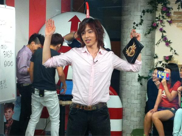 sonbadakdmtn's tweet photo. 동림이는 웃으면서 항복중 http://t.co/ms1NjzH5