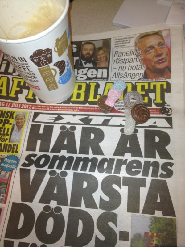 CarroMoment's tweet photo. Kvalitetstiden på jobbet. Det märks att folk har semester.... #kaffe #tidning #godis http://t.co/7u0s7DvT