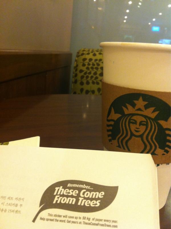 gohgohyj's tweet image. 요즘 읽는 책 &amp;lt;종이로 사라지는 숲이야기&amp;gt; 엄청난 반성을 하며 글을 읽는데 이럴 수가. 무의식적으로 종이컵에 커피를, 보지도 않을 영수증까지. These come from trees...remember