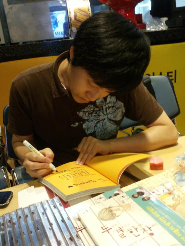 hellowings's tweet photo. @kofic_kr [한국영화 관람 왕 이벤트 응모] '두.결.한.장.' 이벤트에서 원작이 당첨되었어요! 김조광수 감독님께서 직접 싸인을 해 주셨답니다ㅠㅠㅠㅠ 제 책에다가 싸인하시는 모습이에요 +_+ http://t.co/vh2Tltvu