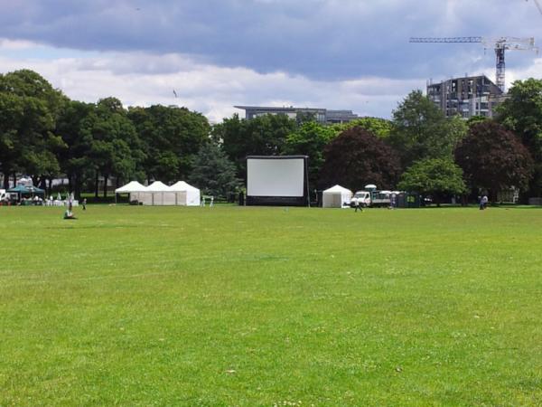 PositivePutney's tweet photo. Giant screen setup in Wandsworth Park for the Brazilian Dance Festival and an evening screening of Rio. http://t.co/kLcQCwDW