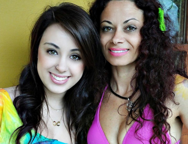 AliceBarcellos_'s tweet photo. MAIS QUE UMA MÃE, É UMA RAINHA QUE ESTEVE DO MEU LADO, QUANDO EU MAIS PRECISEI ! ♥ http://t.co/1CGBYWSr