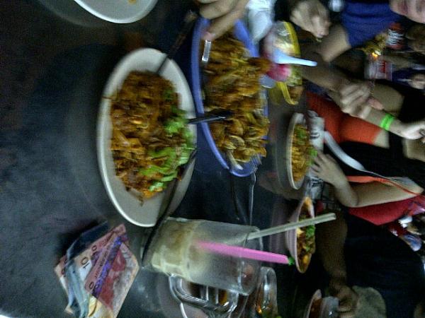 MohdNohSalleh's tweet photo. I het chu RT @Jenn_Thompson: Dinner macam takde besok after #NMF2012 http://t.co/OaaVZ0Gt