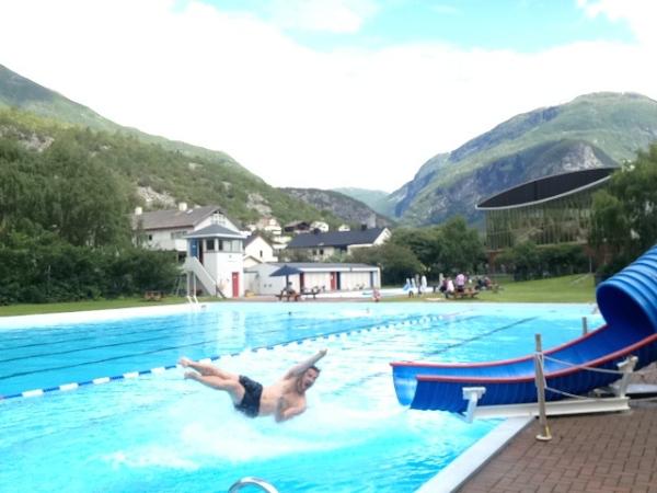 Rotevatn's tweet photo. Kven treng Syden, når ein har Øvre Årdal friluftsbad? http://t.co/d9AHoEmJ