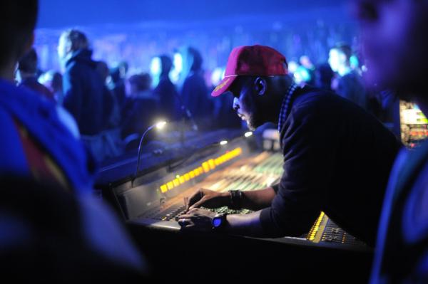 grdourlive's tweet photo. #dourlive #dour2012 #dourfestival Ingé son de Doom http://t.co/4PbQrUvP