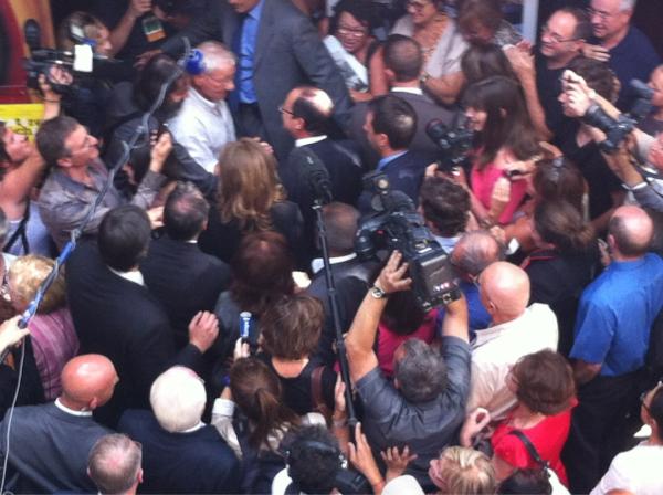 sceneweb's tweet image. F Hollande dans la foule du #Off2012