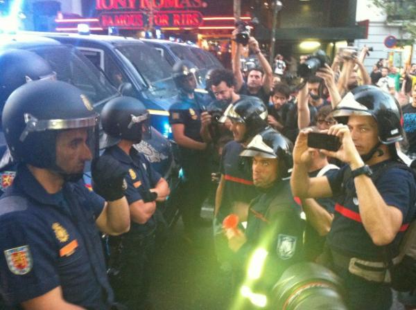 mayorcete's tweet photo. Policía VS Bomberos. Mítica foto de esta tarde #graciasfuncionarios #AcampadaFuncionarios http://t.co/J0Zpeso9