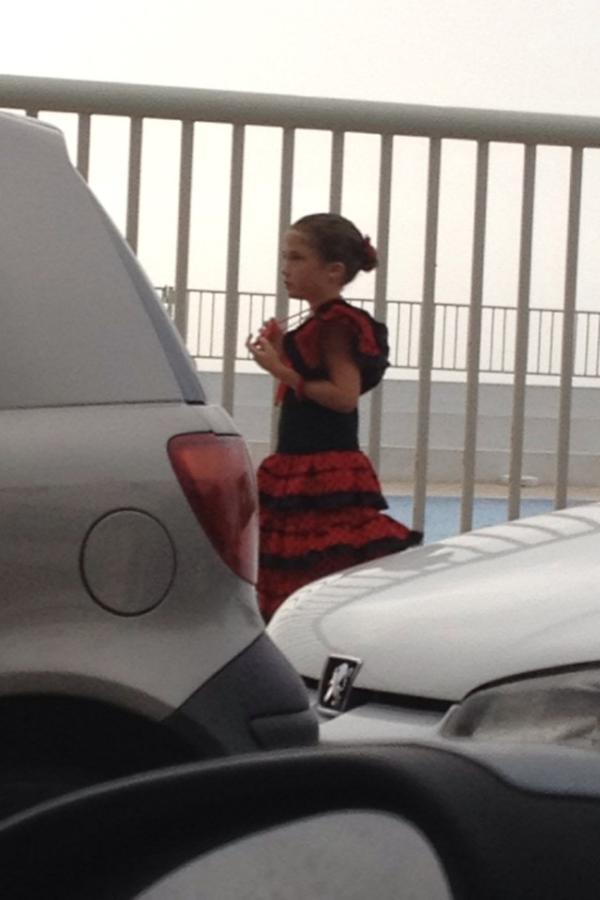 FlamenWhatsapp's tweet photo. He encontrado a una niña vestida como yo en la playa. No me senti única. #olétriste http://t.co/ZEo0Cjvn