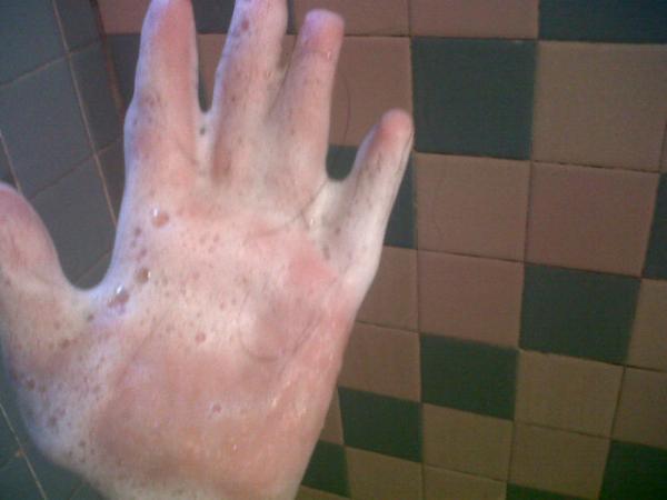 monsemarvall's tweet photo. Es muy buen shampoo decían. No se te caerá el pelo decían. *ajá* #ForeverCalva #ControlCaida http://t.co/qI2zUvLd
