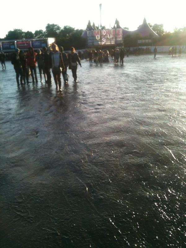 dourlive's tweet photo. Quelqu'un à les horaires des marées pour rejoindre la cannibal #dourlive http://t.co/aeBt13hB