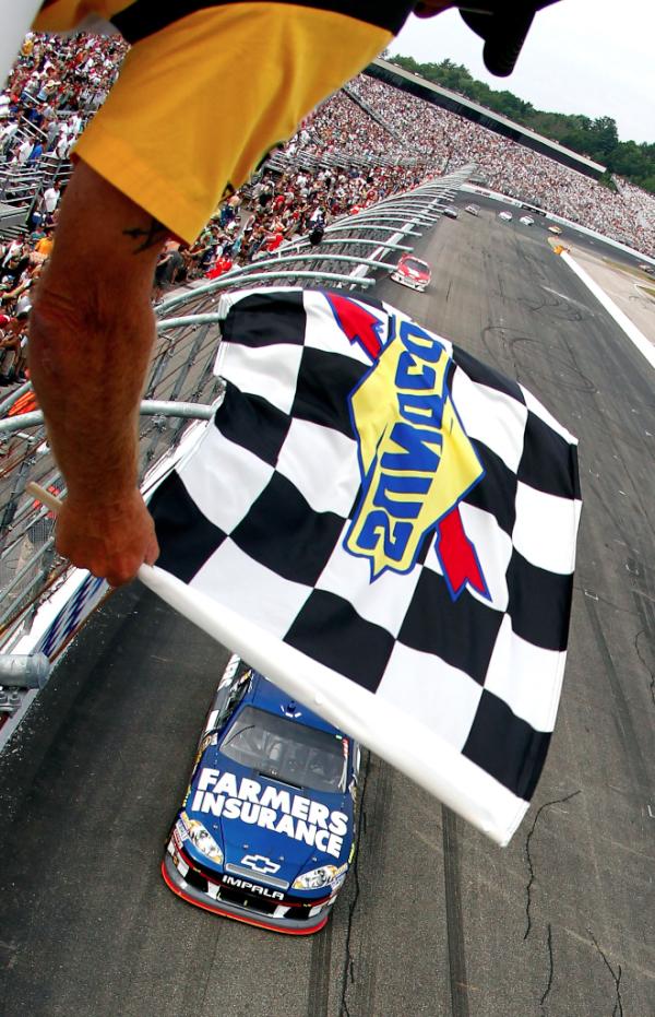 NASCAR's tweet photo. .@KaseyKahne crosses the finish line to win the #LENOX301, his first victory @NHMS #NASCAR http://t.co/bTWyVZj1