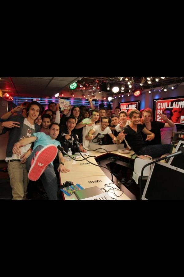 Julienstagiaire's tweet photo. Photo de l'équipe de guillaume radio 2.0+le public. 11juillet pour les 1ans, d'autres sur le Facebook de guillaume ! http://t.co/3Po21rEe