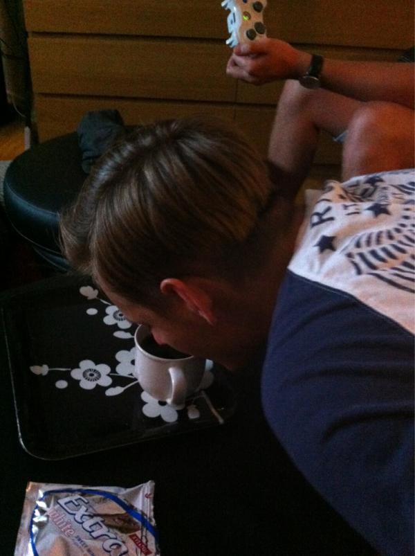 SStrmberg's tweet photo. Hatar folk som surplar i sig kaffet. http://t.co/h65FBz14