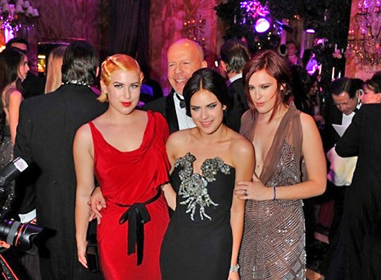 TallullahWillis's tweet photo. me @TheRue  And My Sis.And Dad http://t.co/ktjXFZcN