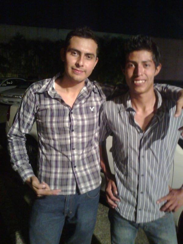 princesahoney5's tweet photo. "@07MedicenChris: con el horrible de @alberto_resendi http://t.co/KlSlTzVQ"purO guapoO :s