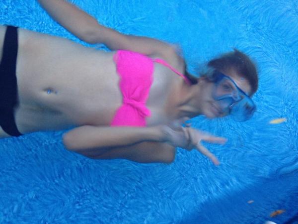 charleepaige3's tweet image. Lmfao, my face! But swimming :) #pool #gogles ;p