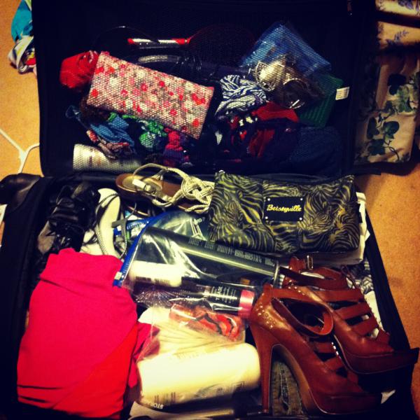 GirlMeatsWorld_'s tweet image. My mom told me to pack lightly,yeah right..... #optionsoptionsoptions