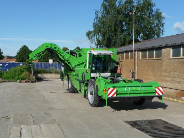 deWaardbv's tweet photo. De nieuwe AVR Bunkerrooier is er. Laat de uien en aardappelen maar komen. http://t.co/gzj5gb8i