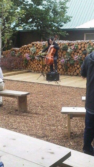MforestInfo's tweet photo. 今日は、イベントでチェロ奏者の吉川よしひろさんが、来てくれました
素晴らしい演奏でした！ http://t.co/fi8hy982