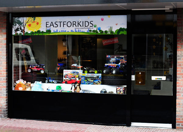EastforKids's tweet photo. Vandaag officieel een nieuwe voorgevel bij East for Kids. De Hofstraat 20b heeft er weer een nieuw aangezicht bij http://t.co/sjR683pn