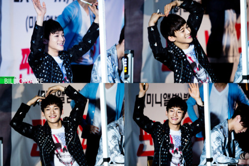 ChenWorld's tweet photo. #picspam Chen sends love to you all! #100DaysWithEXO cr: as tagged http://t.co/kBx3EDpM