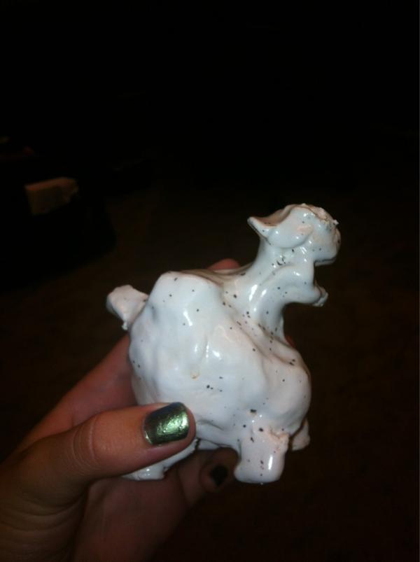 SamiMo19's tweet image. What even is that?!? #secondgradeart #shitonmydadsdesk