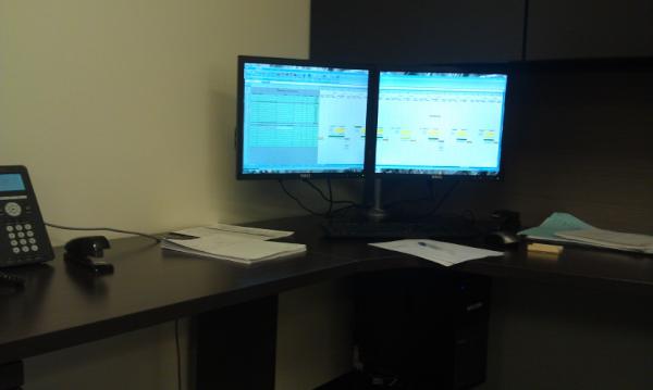 Brohl_'s tweet image. My desk is so much cooler than @TCoch88 's. #doublemonitor
