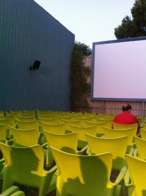 selupercu's tweet photo. En el cine de verano en la antilla, y si,  las paredes son de uralita. Todo sea por ver CARMINA O REVIENTA http://t.co/bDPy2Am0