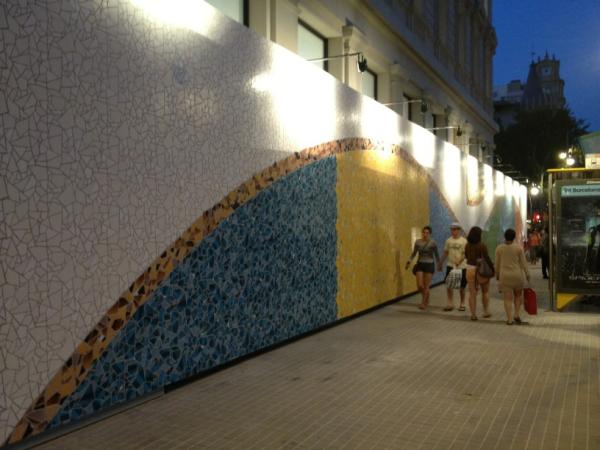 All around. Ceramics in pure Gaudi style!!
#applestorebarcelona