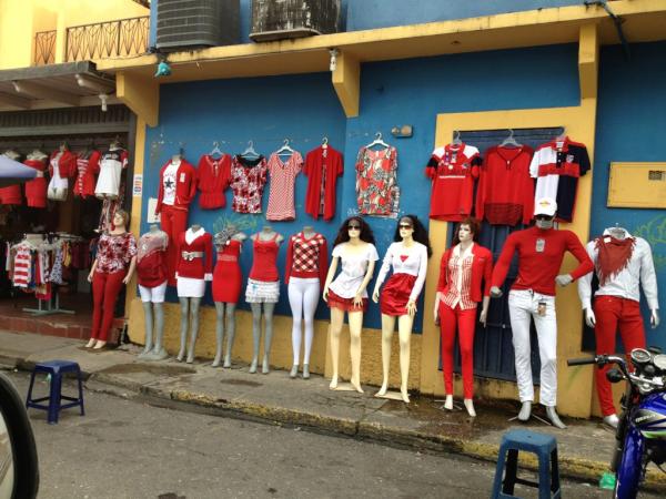 CCCportuguesa's tweet photo. [FOTO] No son casi chavistas en Portuguesa, mira como venden la ropa @ComCarabobo http://t.co/6ETNko9f