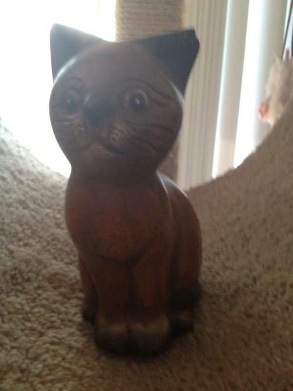 mycutecats's tweet photo. Gia likes my wooden cat too! http://t.co/i436Ga4I