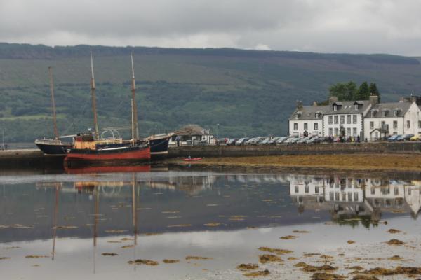 cacoa's tweet photo. Inveraray in Scotland, the harbour side http://t.co/f3vGTApO