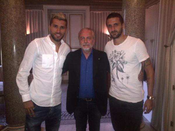 <a href="/sscnapoli/">Official SSC Napoli</a> la prima foto dei nuovi acquisti con il Presidente De Laurentiis