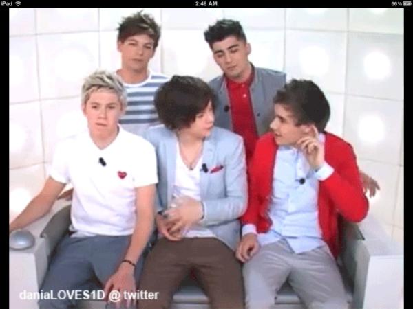 LouDaMagicPengu's tweet photo. @d_TRIX use my five homos in your video :p http://t.co/mqYysZRK