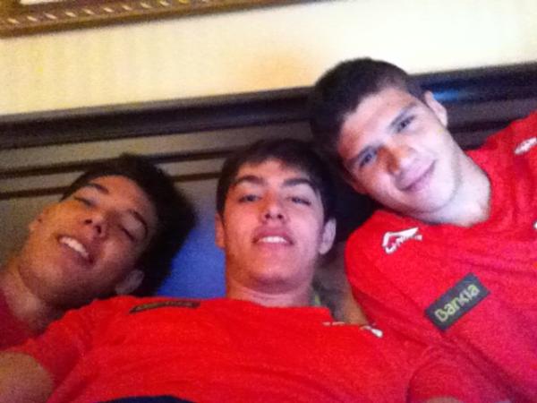 edgarvicedo's tweet photo. En la habitacion de @willyhg94  @serher7 http://t.co/q9VYpvxI