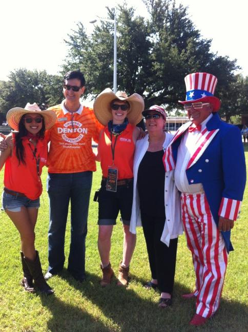 AnnaHaasMusic's tweet photo. Was awesome to chill with the mayor of @DiscoverDenton today! he's the man. @BestOfTheRoad @FreshTraveler http://t.co/XwZKA12h