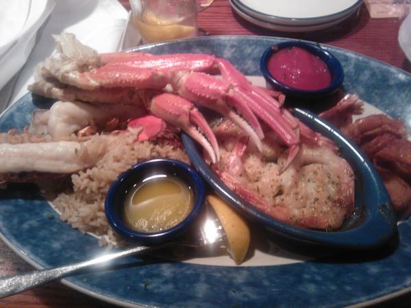 _feenie's tweet image. Lobster tail, crab legs, garlic shrimp and breaded shrimp over rice #mmm #SeafoodCravings