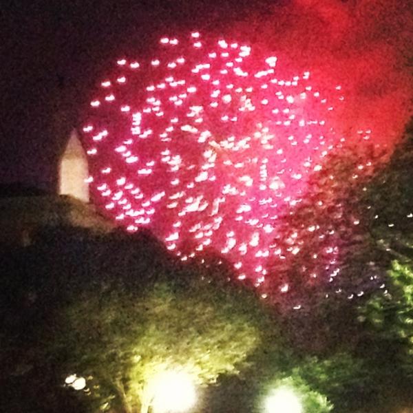 emilyes_'s tweet photo. Fireworks over the National Monument. http://t.co/MuEumfE