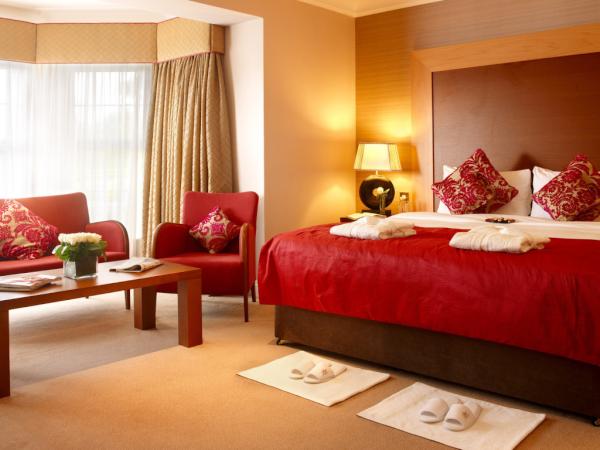 interiordesblog's tweet photo. An example of using red in a bedroom interior without making it too overwhelming http://t.co/y3Tp6OBm