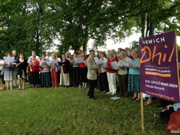 TrillianJones's tweet photo. Norwich Phil keeping us entertained. http://t.co/i3aqqH0H