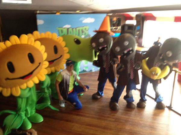 evanspytma's tweet photo. Plants vs Zombies Live musical performance launches tomorrow in Glorietta mall (Manila). Don't miss it http://t.co/ezwIVUHj
