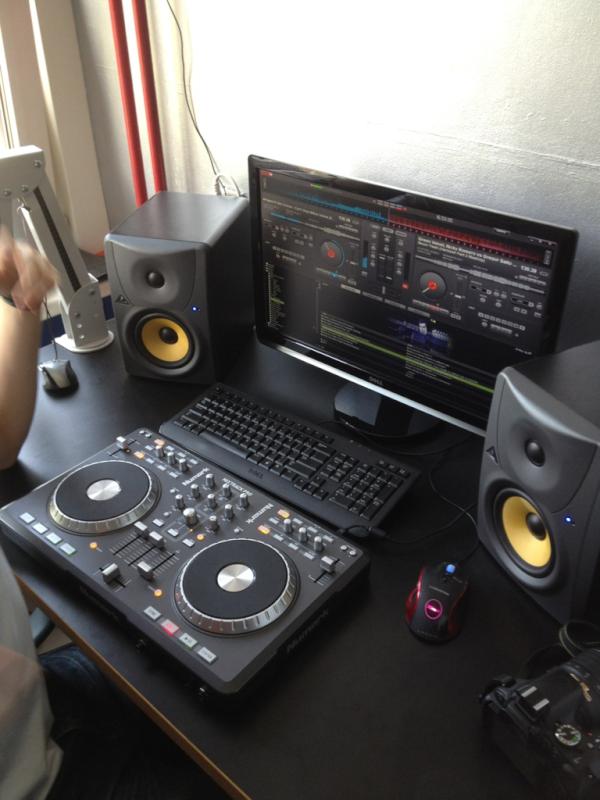 djlakerfield's tweet image. Even spelen met Thom z'n nieuwe aanwinst #numark #mixtrackpro