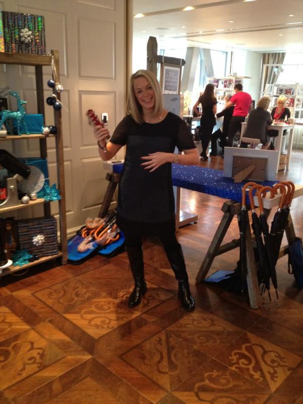 _JamesFoster's tweet image. Helen smashing out some tunes @shabbybird @AylaAzmi6 @helenberry50