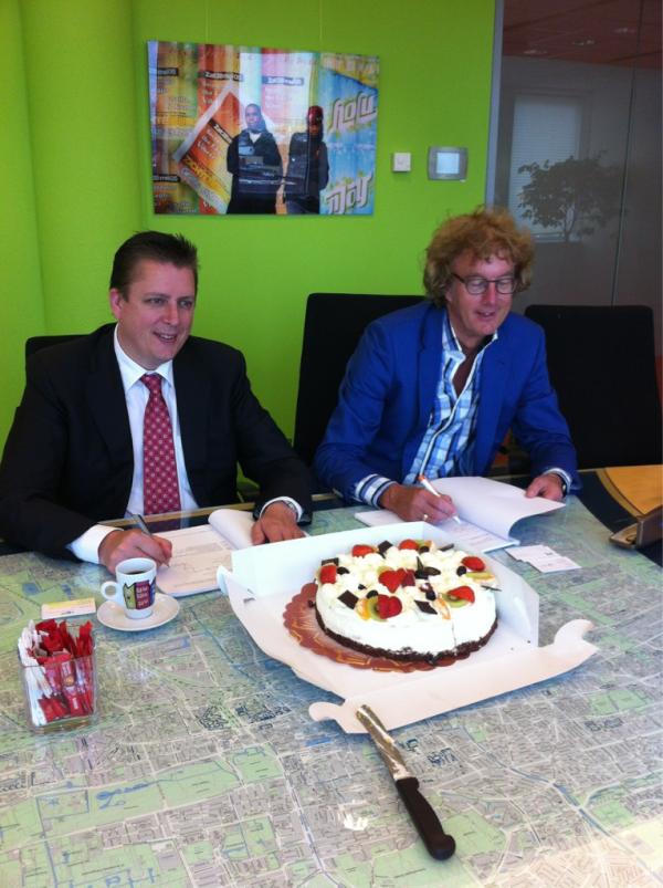 degeusjohn's tweet photo. Contract getekend voor Bredebuurtschool in Den Haag. Bouw start na de bouwvak! Partners: #haagwonen #scoh #Waal #in http://t.co/Zta7sxde