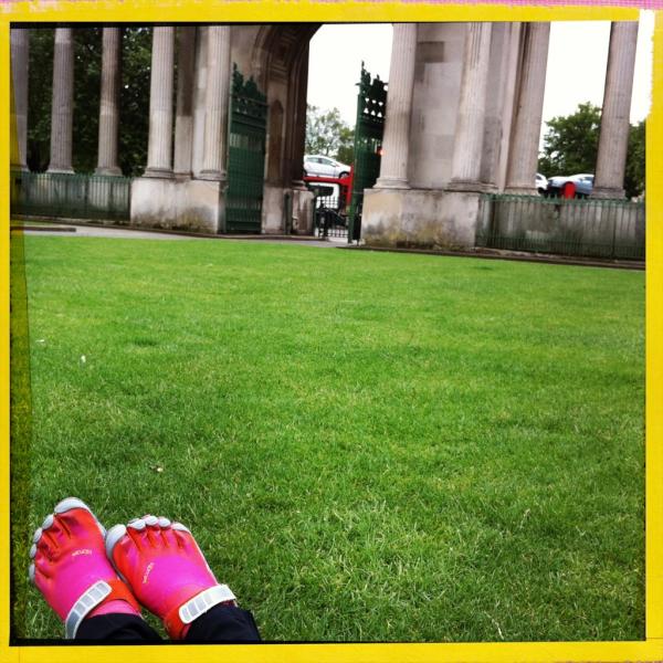 barefootLND's tweet photo. @frunning we are fairly anonymous right now! but here is a picture of some feet at Hyde Park Corner. http://t.co/s9QVsQgb