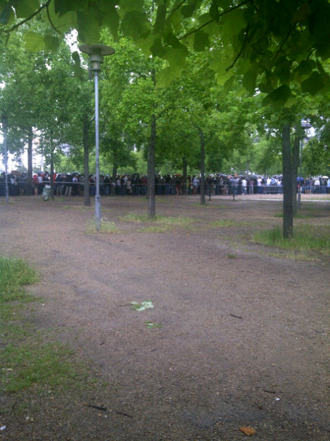 laszlo_hajnal's tweet image. Queueing in the rain #springsteenparis