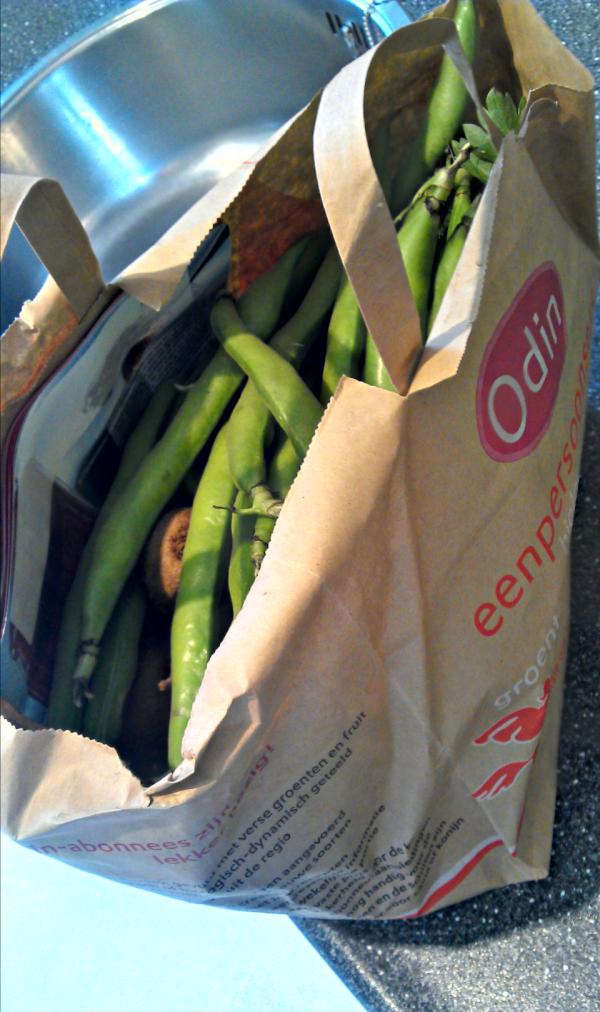 woutervo's tweet photo. Zojuist weer mijn @Odin_tas opgehaald bij @estafettewinkel: "Eindelijk #tuinbonen, heerlijk!!" :-) http://t.co/x4W2F8sG