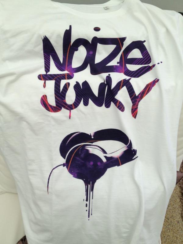 mdnightmadness's tweet photo. Big support for this label! #noizejunky http://t.co/UwGUf7HN